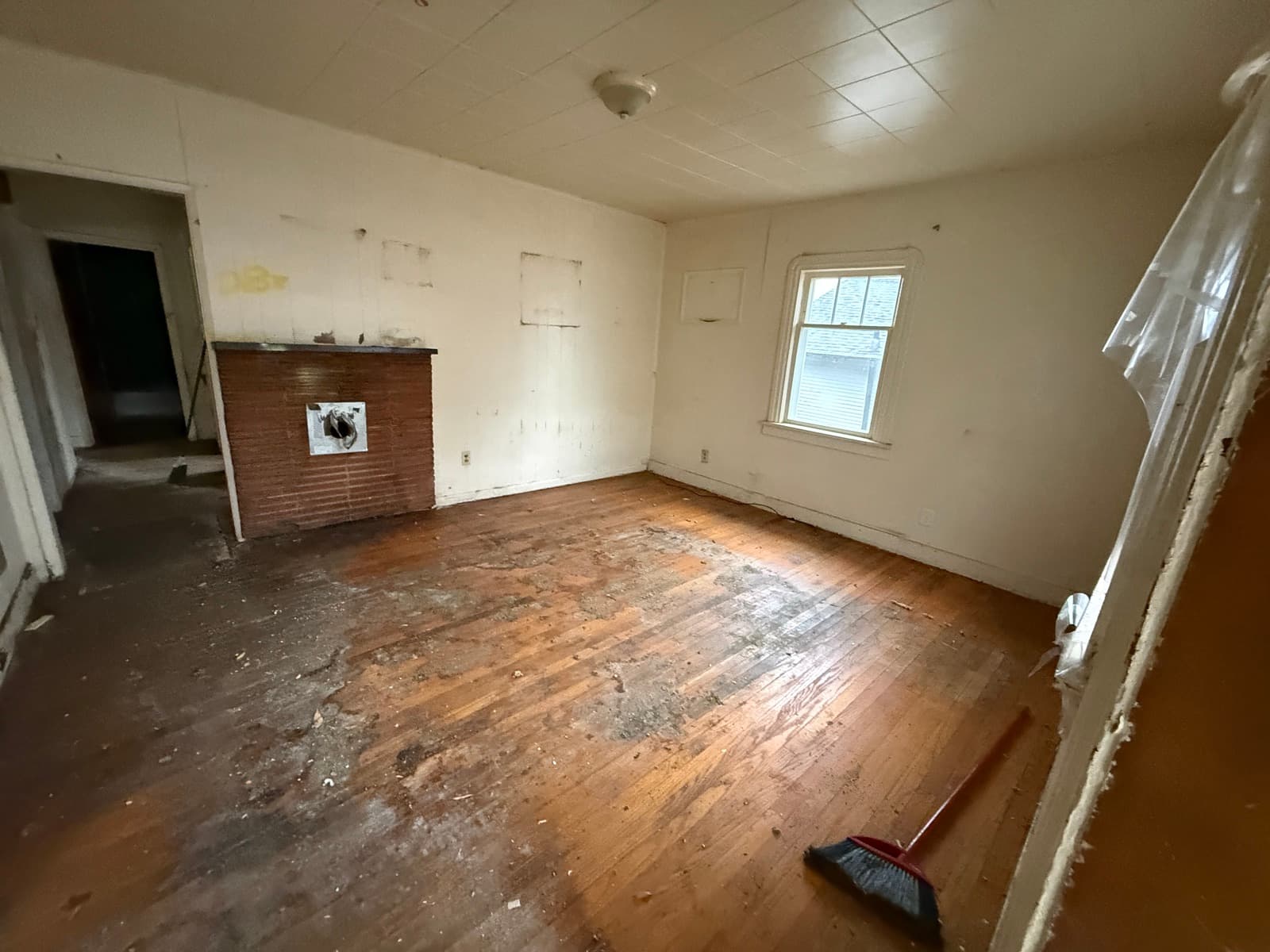 Living room, before renovation